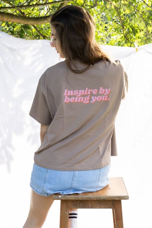 T-shirt brązowy oversize Inspire by being you  afirmacja manifestacja