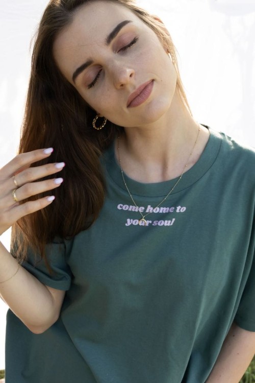 T-shirt ciemnozielony oversize Come home to your soul afirmacja manifestacja selfcare