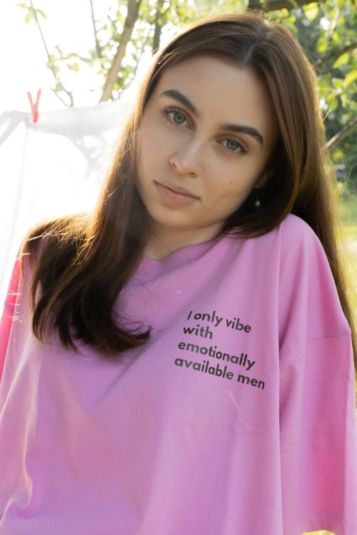 T-shirt różowy oversize I only vibe with emotionally available men  bluzka dla kobiet afirmacja manifestacja self care