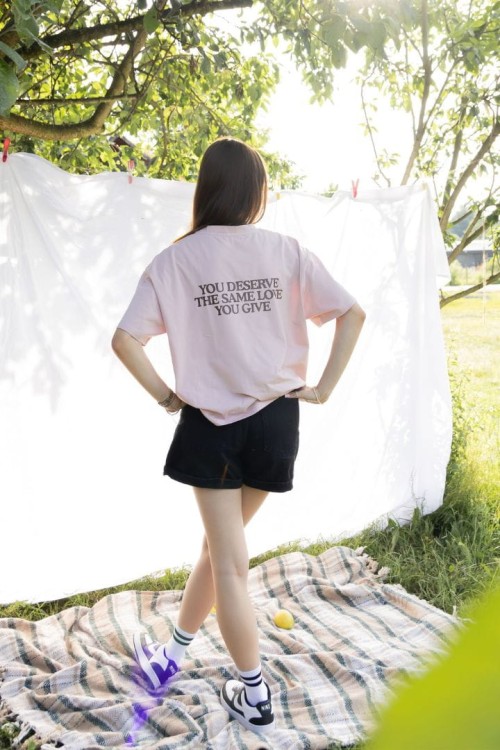 T-shirt pudrowy róż oversize You deserve the same love you give manifestacja bawełna afirmacja
