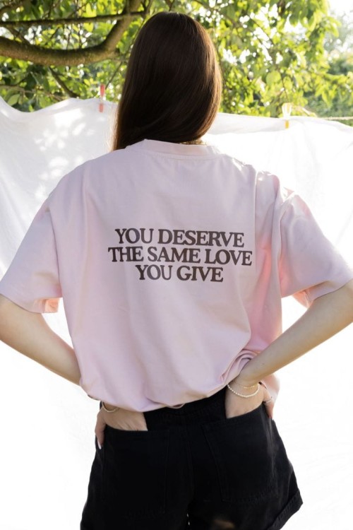 T-shirt pudrowy róż oversize You deserve the same love you give manifestacja bawełna afirmacja