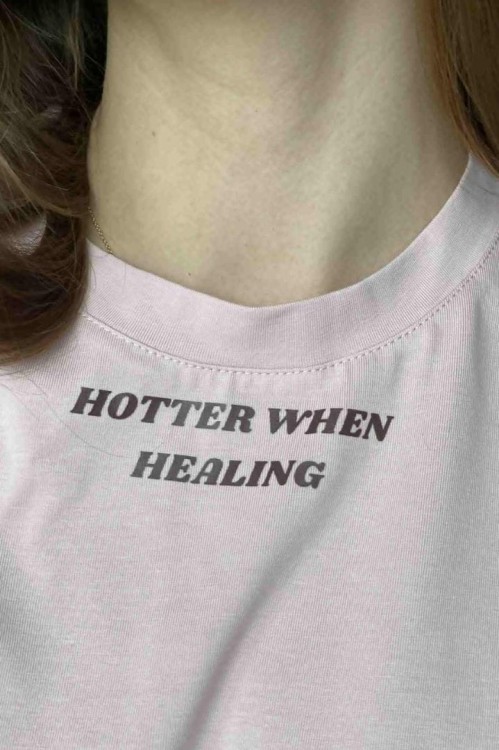 Dlaczego warto go mieć Symbol siły i czułości – Napis „Hotter when healing” to afirmacja kobiecości w jej najbardziej prawdziwej formie. To przypomnienie, że stając się łagodniejszą wobec siebie,  (3).jpg