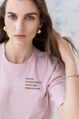 Koszulka damska oversize różowa (pudrowy róż) z nadrukiem „Jestem wystarczająca nawet gdy odpoczywam" (