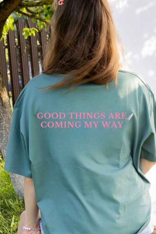 Koszulka damska zielona oversize z nadrukiem „Good things are coming my way” She Vibes