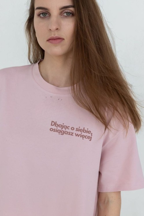 Koszulka damska oversize różowa (pudrowy róż) z nadrukiem „Dbając o siebie osiągasz więcej" She Vibes