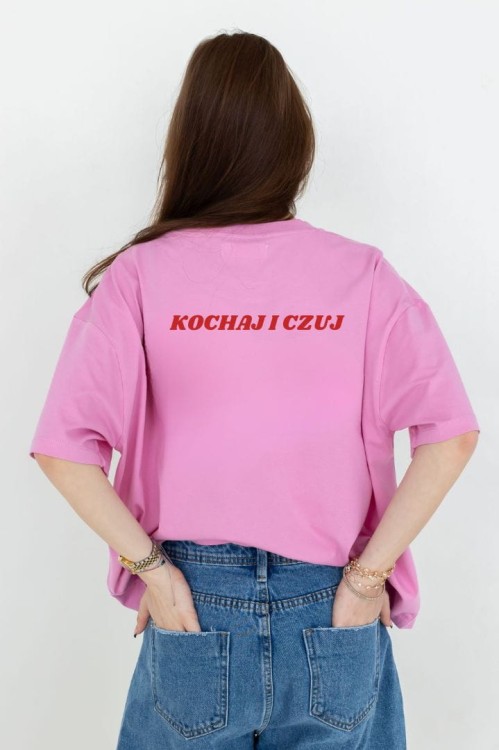 Koszulka damska oversize różowa z nadrukiem „Kochaj i czuj”  She Vibes