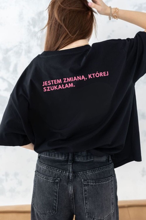 Koszulka damska oversize czarna z nadrukiem „Jestem zmianą, której szukałam” She Vibes