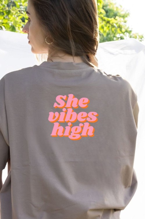Koszulka damska oversize brązowa z nadrukiem „She Vibes High” She Vibes