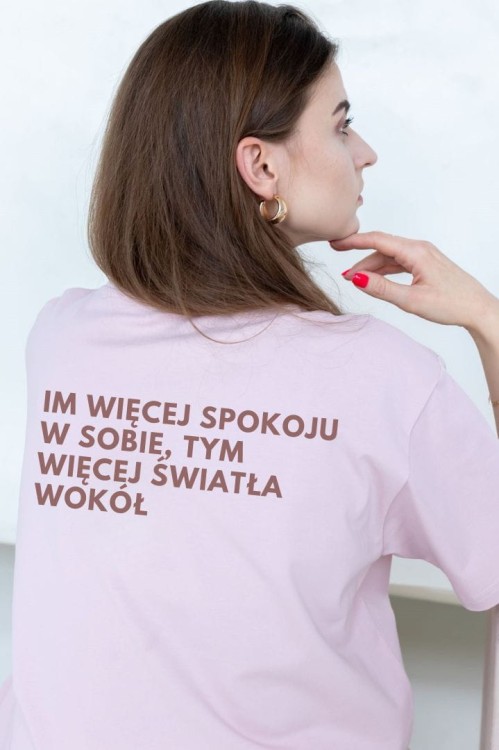Koszulka damska oversize różowa (pudrowy róż) z nadrukiem „Im więcej spokoju w sobie, tym więcej światła wokół” She Vibes