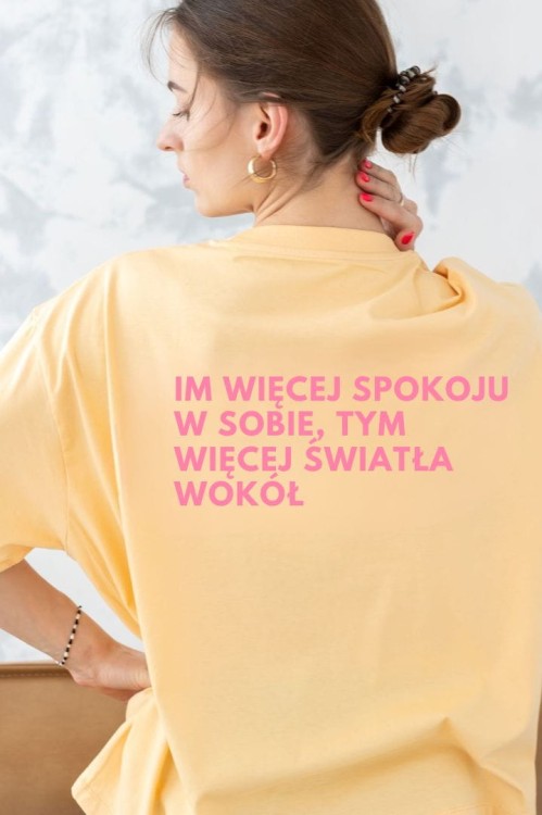 Koszulka damska oversize żółta z nadrukiem „Im więcej spokoju w sobie, tym więcej światła wokół”  She Vibes