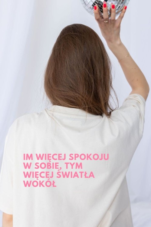 Koszulka damska oversize beżowa z nadrukiem „Im więcej spokoju w sobie, tym więcej światła wokół” She Vibes