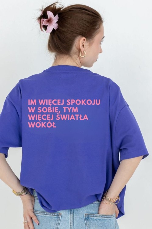 Koszulka damska oversize fioletowa nadrukiem „Im więcej spokoju w sobie, tym więcej światła wokół”  She Vibes