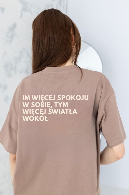 Koszulka damska oversize brązowa z nadrukiem „Im więcej spokoju w sobie, tym więcej światła wokół”  She Vibes