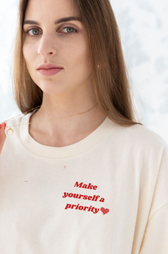 Beżowa koszulka dla kobiet oversize t-shirt z nadrukiem "make yourself a priority" She Vibes