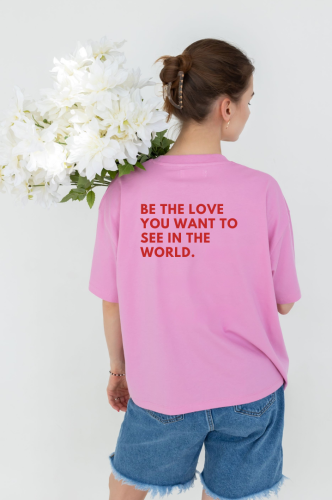 koszulka damska różowa oversize z nadrukiem "Be the love you want to see in the world" od She Vibes