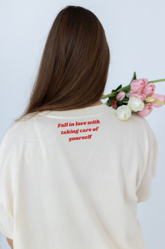 beżowa koszulka oversize damska z napisem Fall in love with taking care of yourself od She Vibes bawełniania