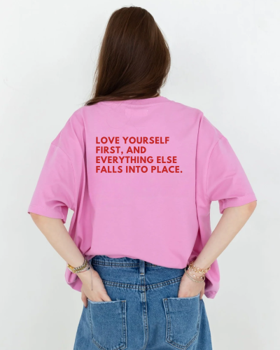 Różowa koszulka z  nadrukiem "Love yourself first and everything else falls into place" od she Vibes