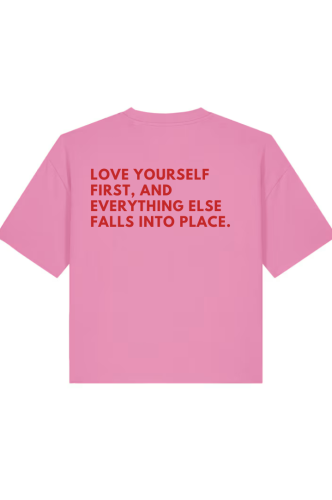 Różowa koszulka z  nadrukiem "Love yourself first and everything else falls into place" od she Vibes