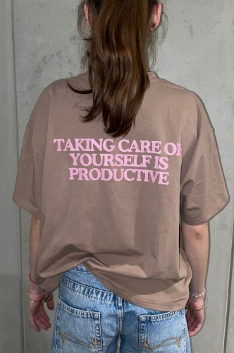 brązowa koszulka oversize z napisem "taking care of yourself is productive" od She Vibes